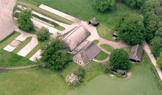 Boerderij vanuit het 
Z-O gezien.